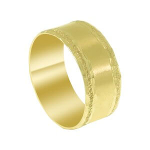 טבעת נישואין זהב מעוצבת בחריטות מיוחדות